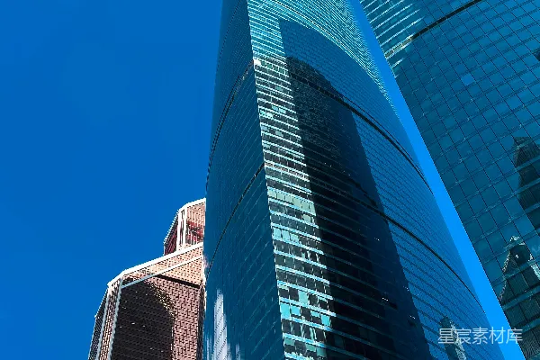 高清摄影 一座非常高大的建筑，背景中有蓝天。