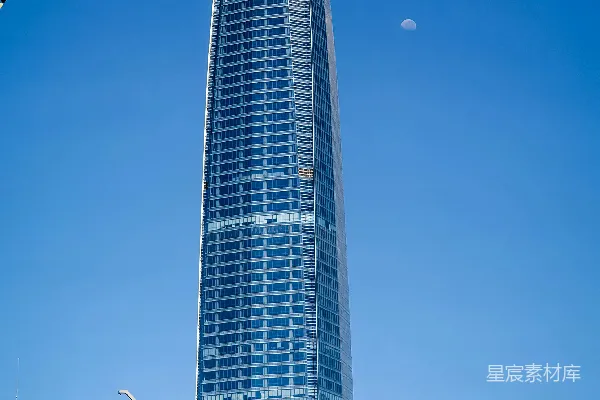 高清摄影 一座非常高的建筑物位于城市中央。