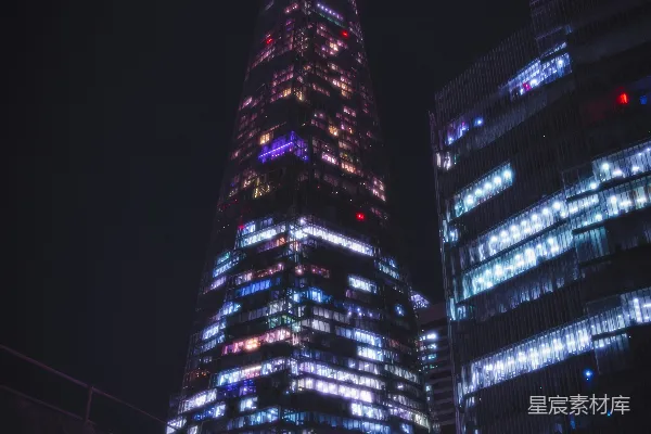 高清摄影 一座非常高的建筑物在夜间亮起灯光。
