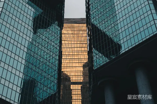 高清摄影 一座很高的大楼，里面有很多窗户。
