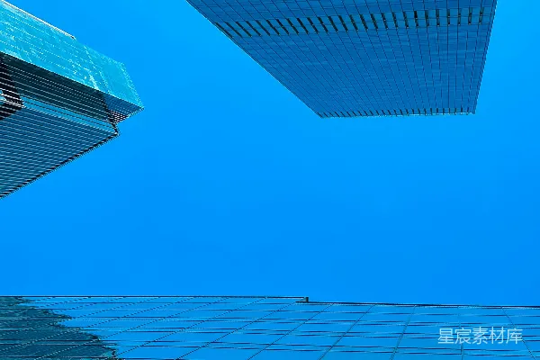 高清摄影 一座非常高的建筑物紧挨着另一座高的建筑物