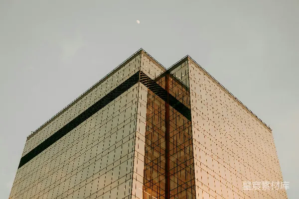 高清摄影 一座高大的玻璃建筑，背景是天空。