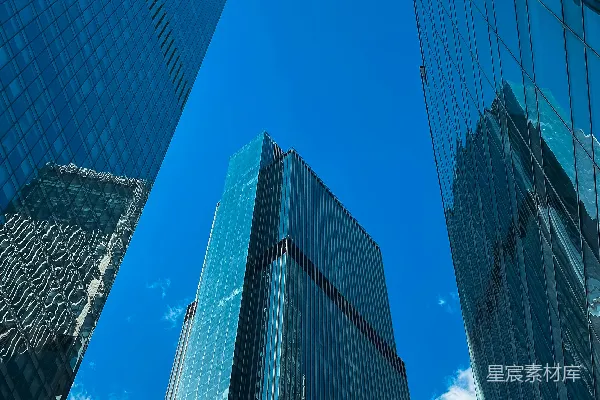 高清摄影 一排高大的建筑物，背景是蓝天。