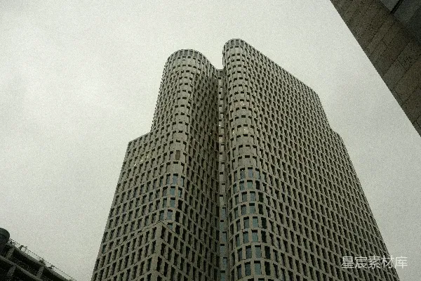 高清摄影 一座高耸的摩天大楼矗立在城市上空。