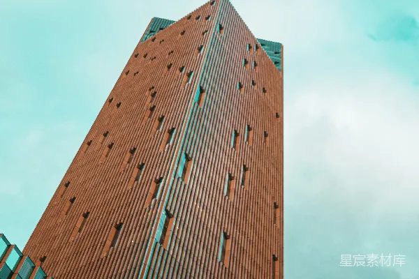 高清摄影 一座高大的砖砌建筑，背景是天空。