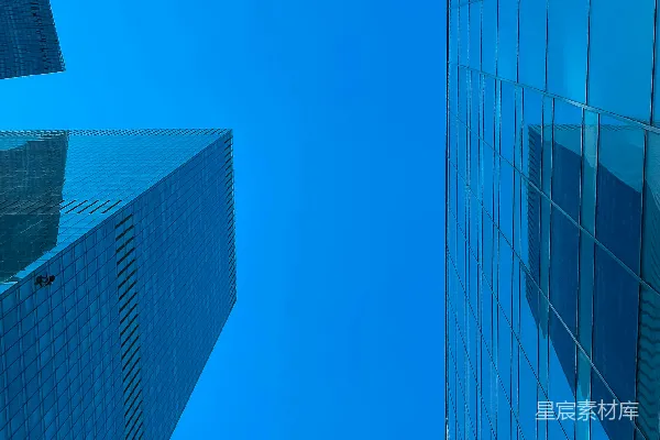 高清摄影 一排高大的建筑物，背景是蓝天。