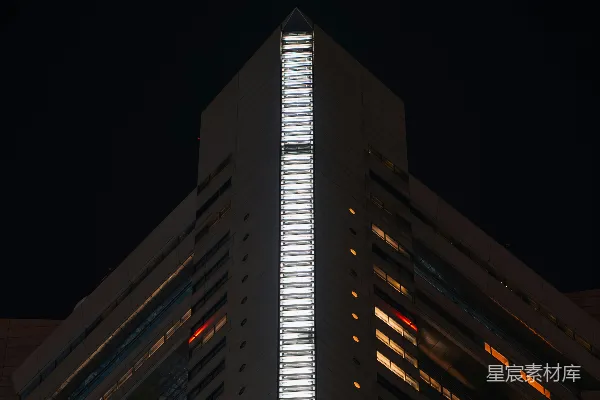 高清摄影 一座非常高的建筑物在夜间亮起灯光。