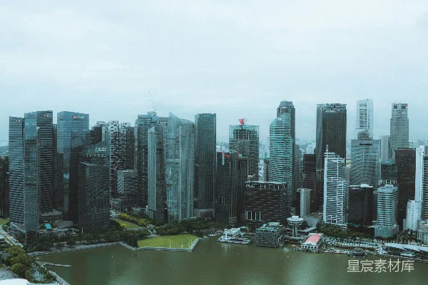 高清摄影 一座城市的景色，前面有一片湖。
