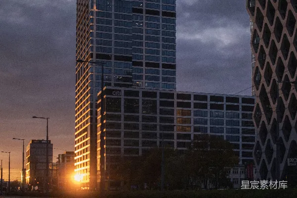 高清摄影 太阳正落在这座高楼林立的城市中。