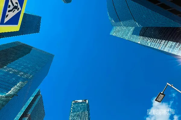 高清摄影 一排高大的建筑物，背景是天空。
