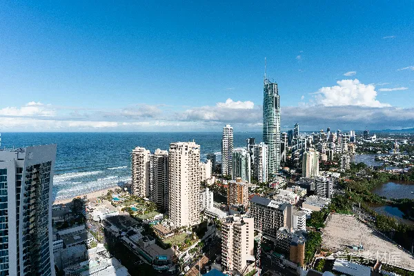 高清摄影 一幅城市和海洋的航拍图。