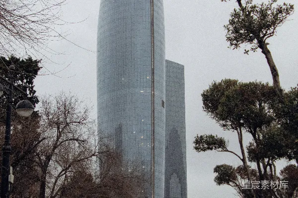 高清摄影 一条城市街道，背景中有一座高楼。