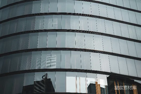 高清摄影 一座高大的建筑，顶部有很多窗户。