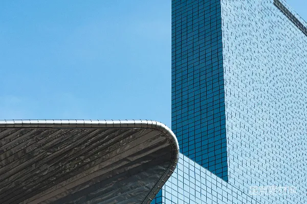 高清摄影 一座高耸入云的建筑，背景是天空。