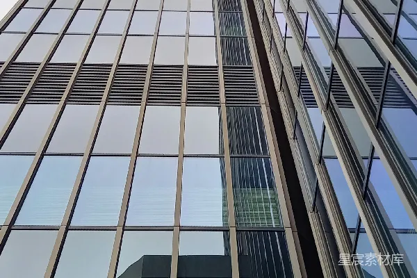 高清摄影 一座非常高的大楼，有很多窗户。