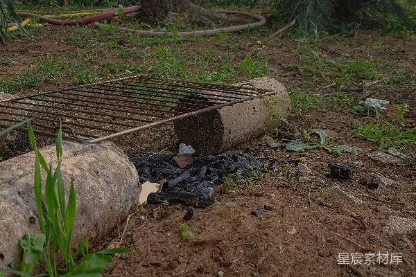 一块金属网架设在一片泥土场地上方
