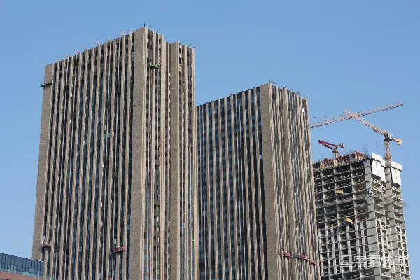高清摄影 一座高大的建筑物顶部安装了一台起重机