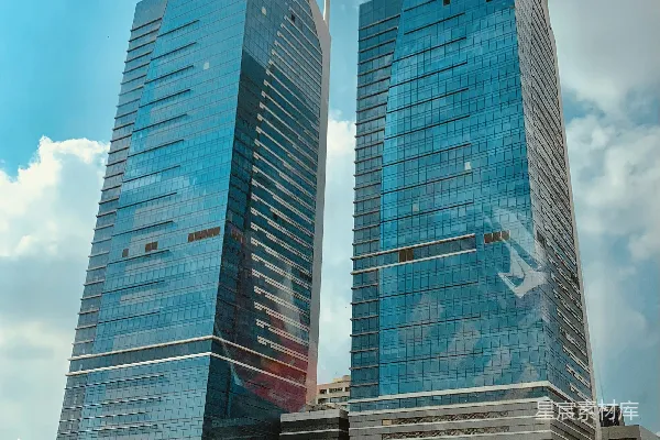 高清摄影 两栋高大的建筑物并排矗立。
