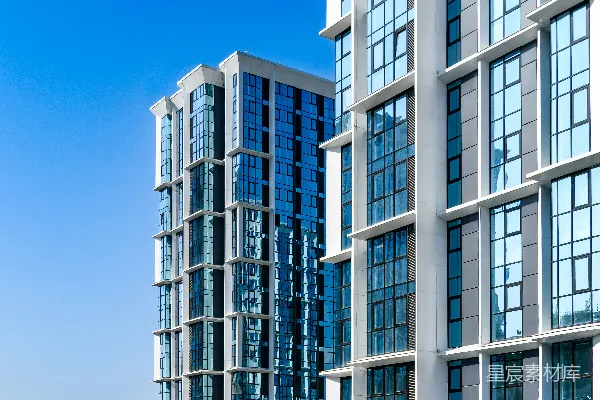 高清摄影 几栋高大的建筑物紧挨着彼此。