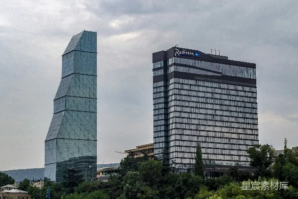 高清摄影 一座非常高的建筑紧挨着另一座非常高的建筑