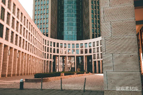 高清摄影 一座大型建筑，背景中有一个钟楼。