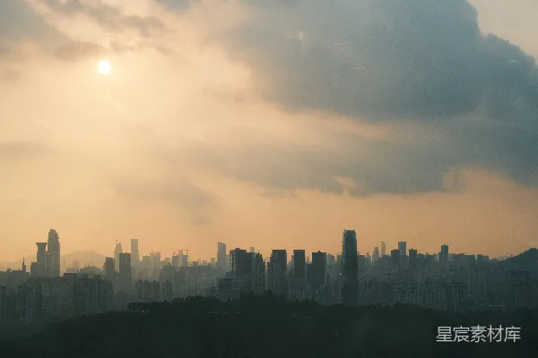 高清摄影 夕阳西下，从山顶俯瞰的城市景色
