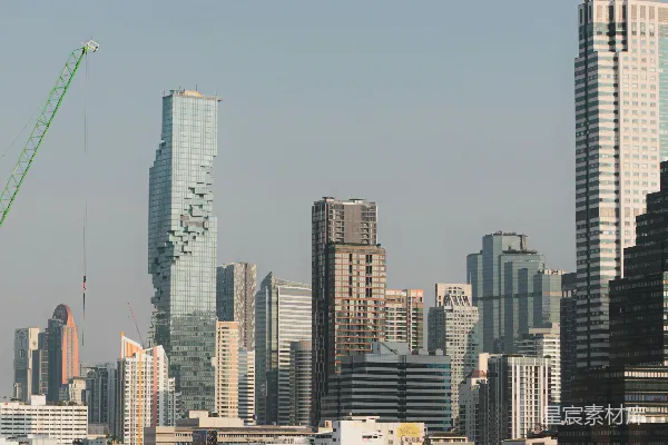 高清摄影 现代化的城市景观，高耸的建筑和临河的建筑结构。
