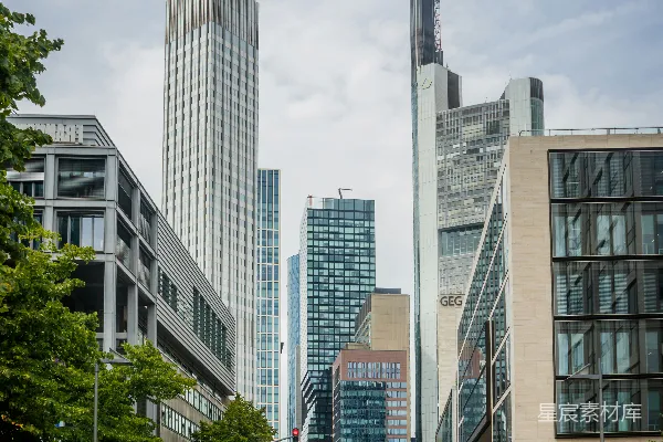 高清摄影 一座城市街道，两旁是高楼大厦。