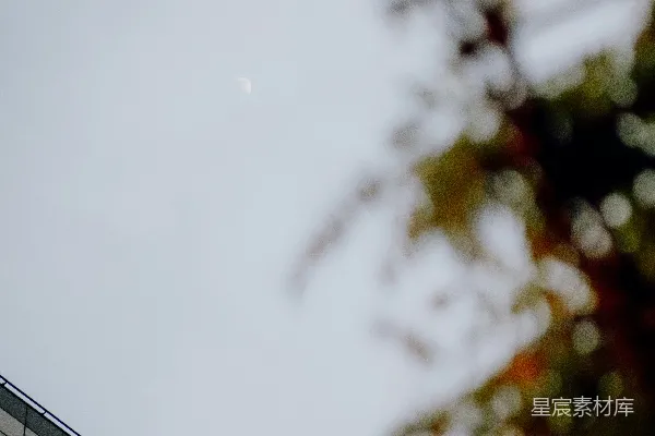 高清摄影 一座顶部装有钟表的建筑物