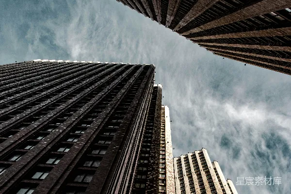 高清摄影 低角度拍摄的棕色高层建筑，背景是蓝天白云。