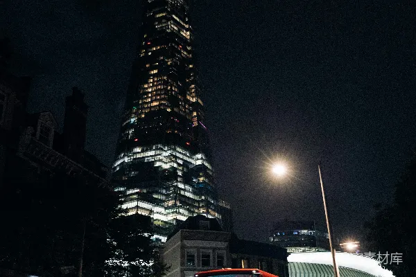 高清摄影 一辆双层巴士正经过一幢高楼。
