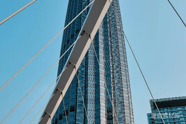 高清摄影 一座非常高的大楼高耸于城市之上