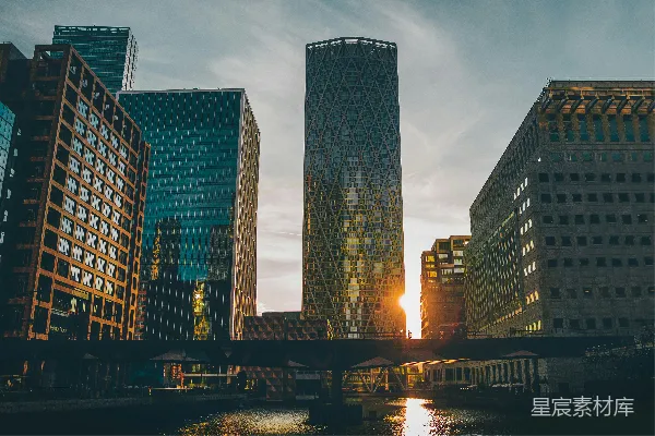 高清摄影 一条河流从城市中流过，旁边是高楼大厦。