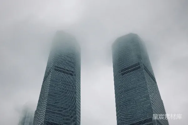 高清摄影 在白云下的灰色高层建筑