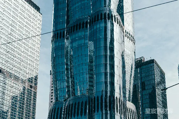 高清摄影 一座非常高的玻璃建筑物位于城市的中央。