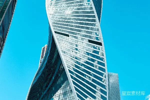 高清摄影 两座非常高的建筑物，背景是天空。