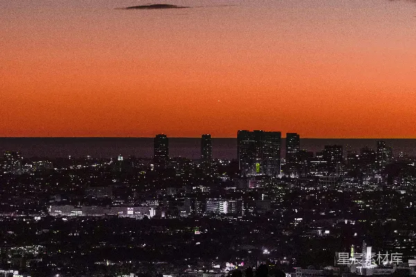 山顶上看夜间的城市风光