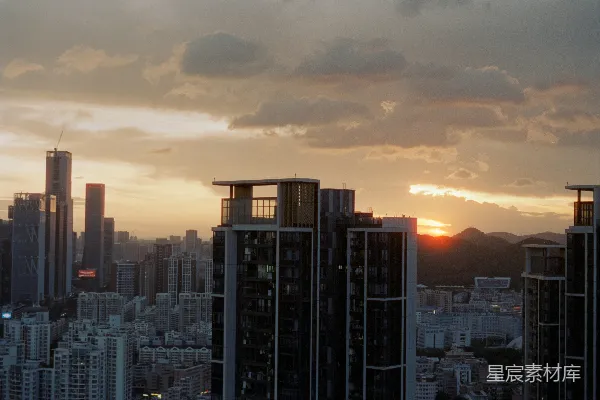 高清摄影 夕阳下的城市天际线，云层壮观。