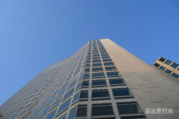 高清摄影 一座非常高的建筑物，背景是天空。
