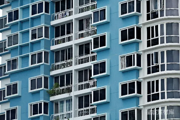 白色和蓝色的混凝土建筑