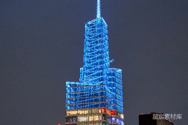 高清摄影 一座夜晚灯火通明的高楼。