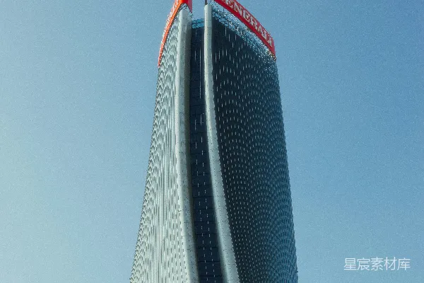 高清摄影 一座非常高大的建筑物，背景是蓝天。