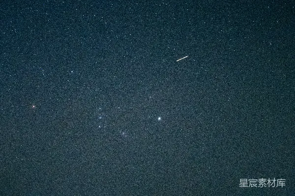 海边和星空下的海洋夜空。