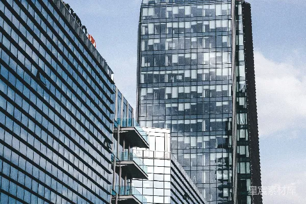 高清摄影 一座非常高的建筑物，旁边还有其他高大的建筑物。