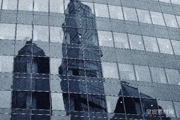 高清摄影 一座非常高大的建筑在另一栋建筑的窗户上反射出了自己的影像。