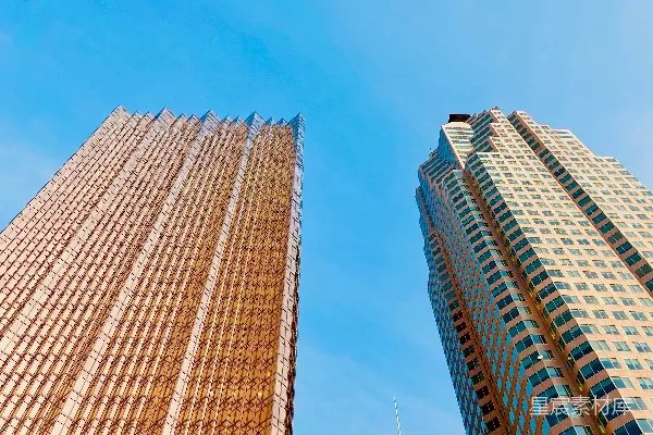 高清摄影 几栋高大的建筑物并排矗立着。