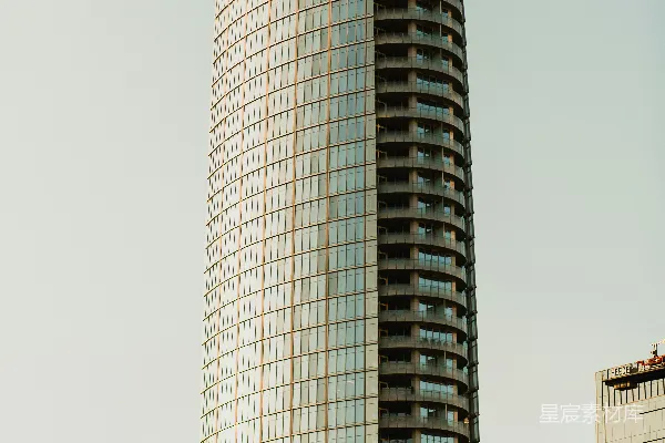 高清摄影 玻璃外墙的高层建筑被高大的绿树环绕。