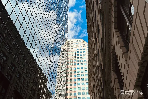 高清摄影 一条城市街道，背景中是高楼大厦。