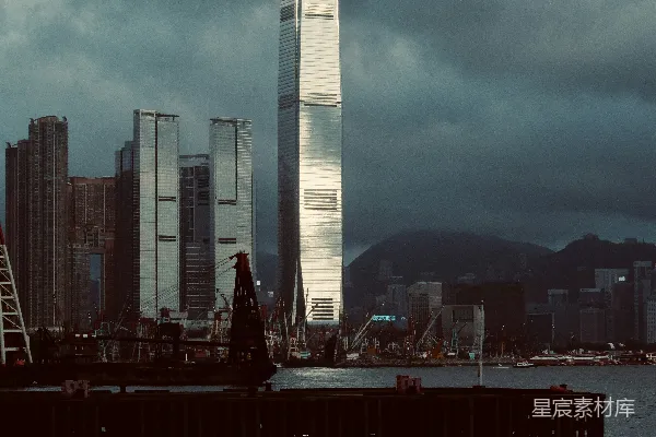 高清摄影 一片宽阔的水域，背景中有一座城市。