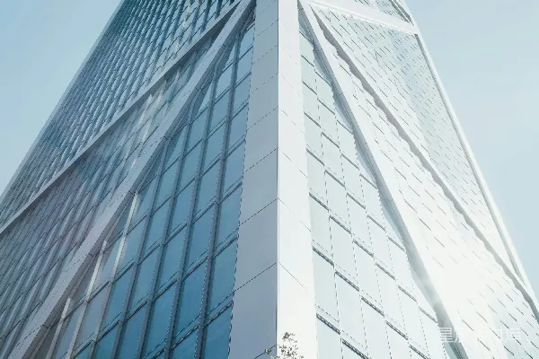 高清摄影 白天拍摄的玻璃幕墙建筑低角度照片
